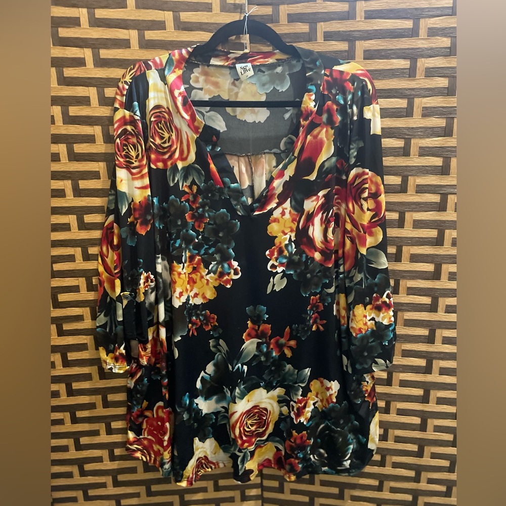 SEW IN LOVE black floral v neck top women’s 3x plus
